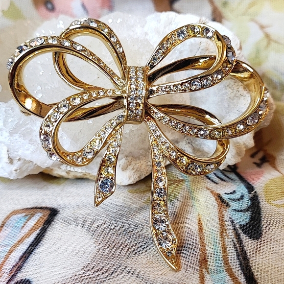 KJL for Avon Kenneth J Lane Vintage Gold Tone Huge Bow Ribbon Rhinestone Brooch - Picture 1 of 11